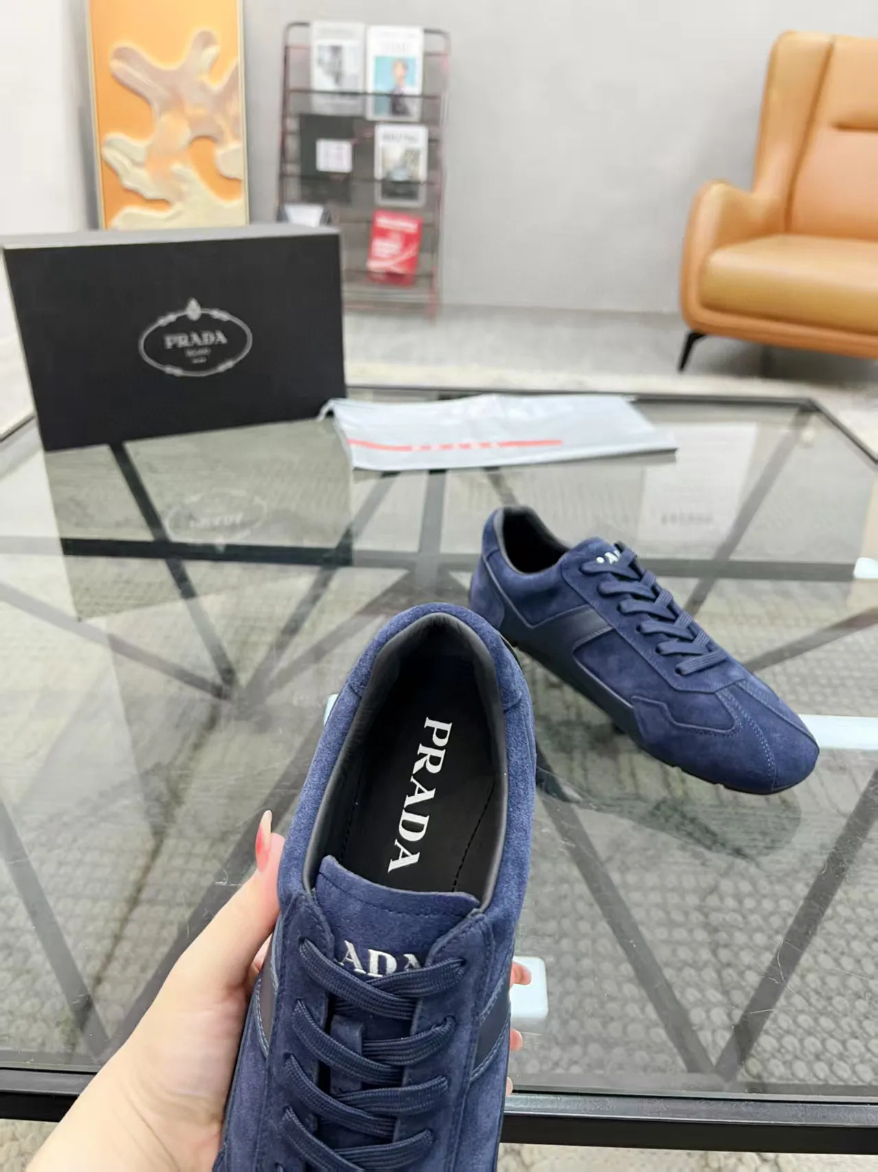 Factory price: 420💰Prada new men's leather sports shoes, the highest version on the market, any comparison is welcome🆚! The original leather has excellent texture and is super high-end! Fetal sheep net lining imported from Italy, removable pad! Luxurious materials and fine workmanship, highly recommended! Code number: 38-44, customized 45